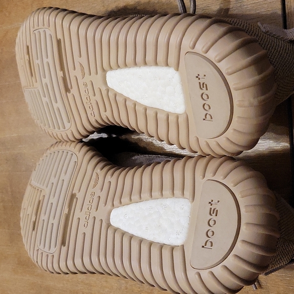 RARE NEW IN THE BOX ADIDAS YEEZY BOOST 350 V2 SNEAKERS. THEY ARE AUTHENTIC. - Picture 11 of 16